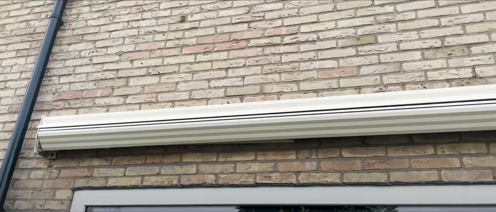 Stralend schone zonwering die er weer als nieuw uitziet na reiniging.
