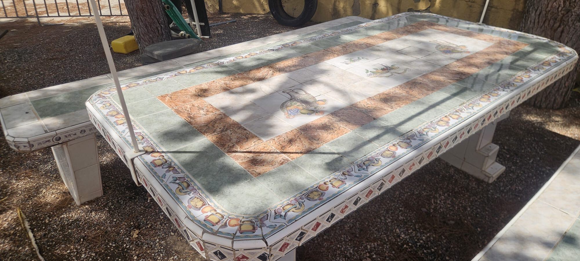 Een tuintafel schoonmaken