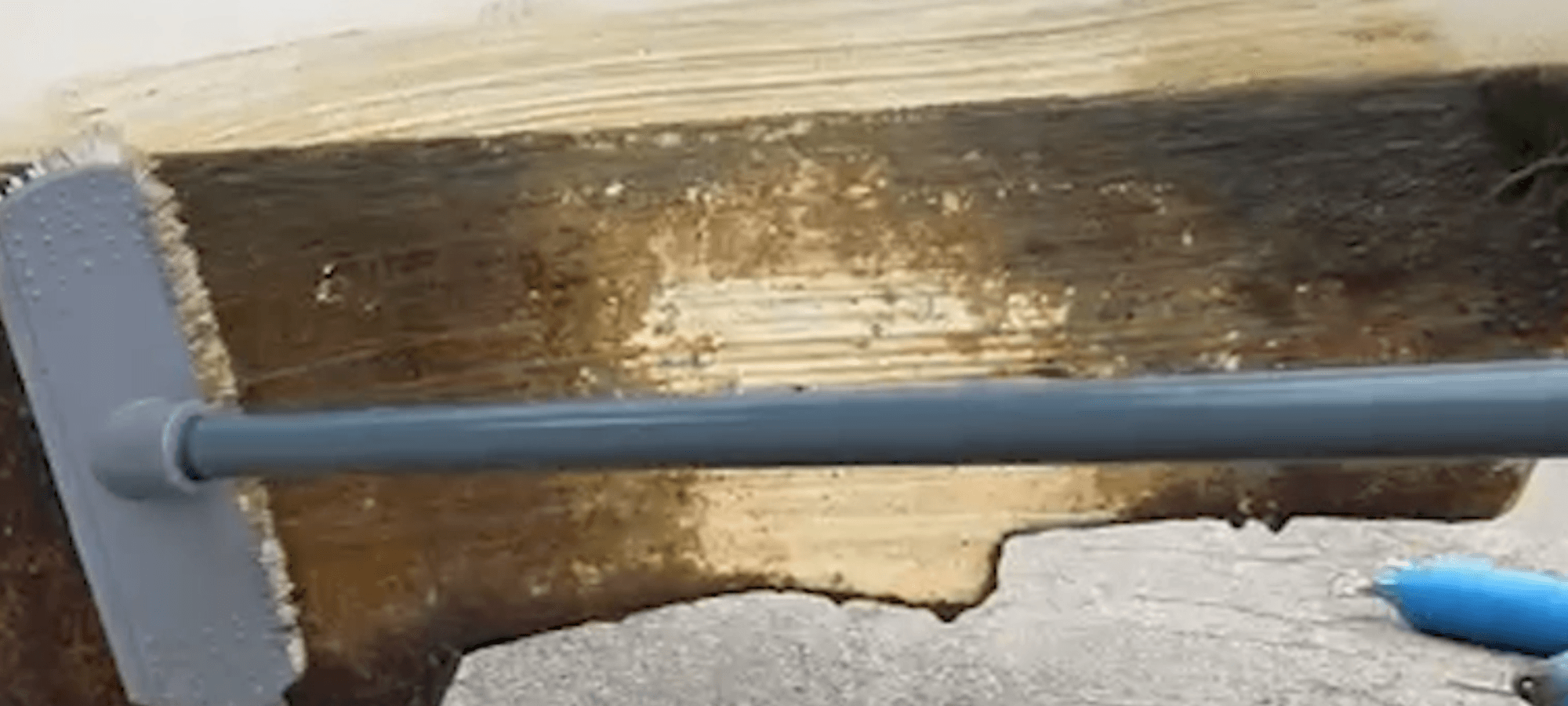 IsZo Clean LimeScale cleaner verwijdert kalkaanslag en algen van een vuile bootromp na het vaarseizoen, met zichtbaar schoon resultaat.